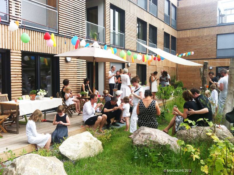 Gemeinschaftsfest im Hof der Neuen Hamburger Terrassen in Wilhelmsburg