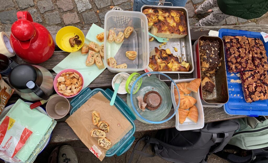 Mitgebrachtes Buffet beim Inselkiez-Treffen im Park