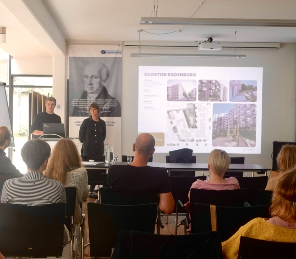Mitglieder der Baugemeinschaft bei einer Präsentation zur Freiraumgestaltung