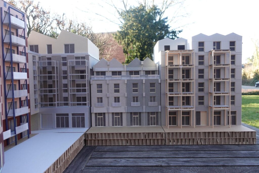 Foto des Architekturmodells: Innenhof in der Frontalansicht mit Holzbalkonen an Haus F