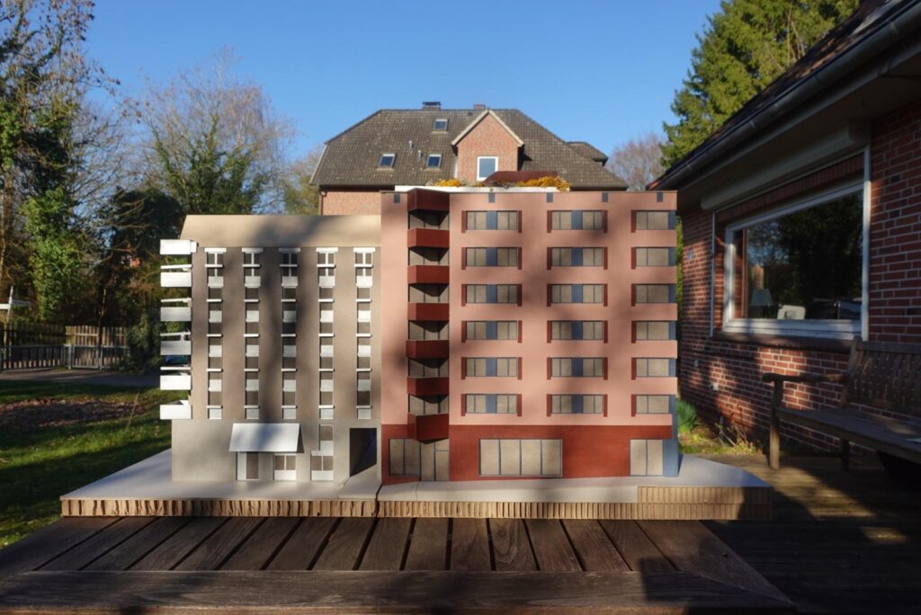 Foto des Architekturmodells: Vorderansicht von Haus K und Haus A am autofreien Platz