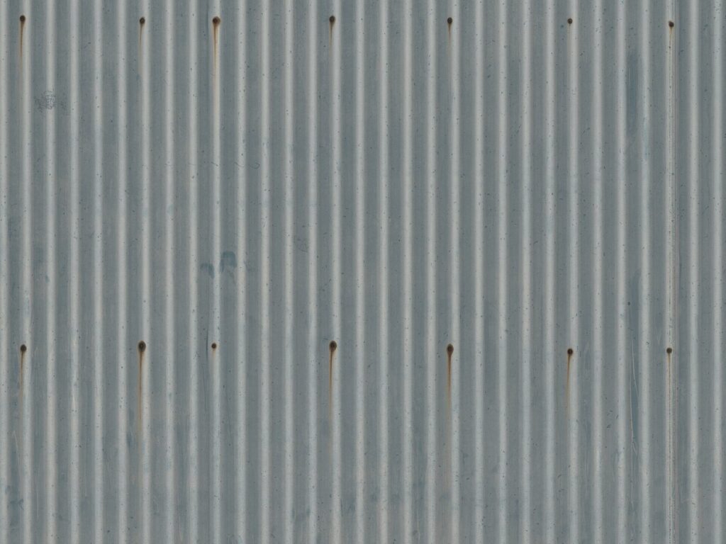 Nahaufnahme von verzinktem Wellblech mit senkrechten Wellen