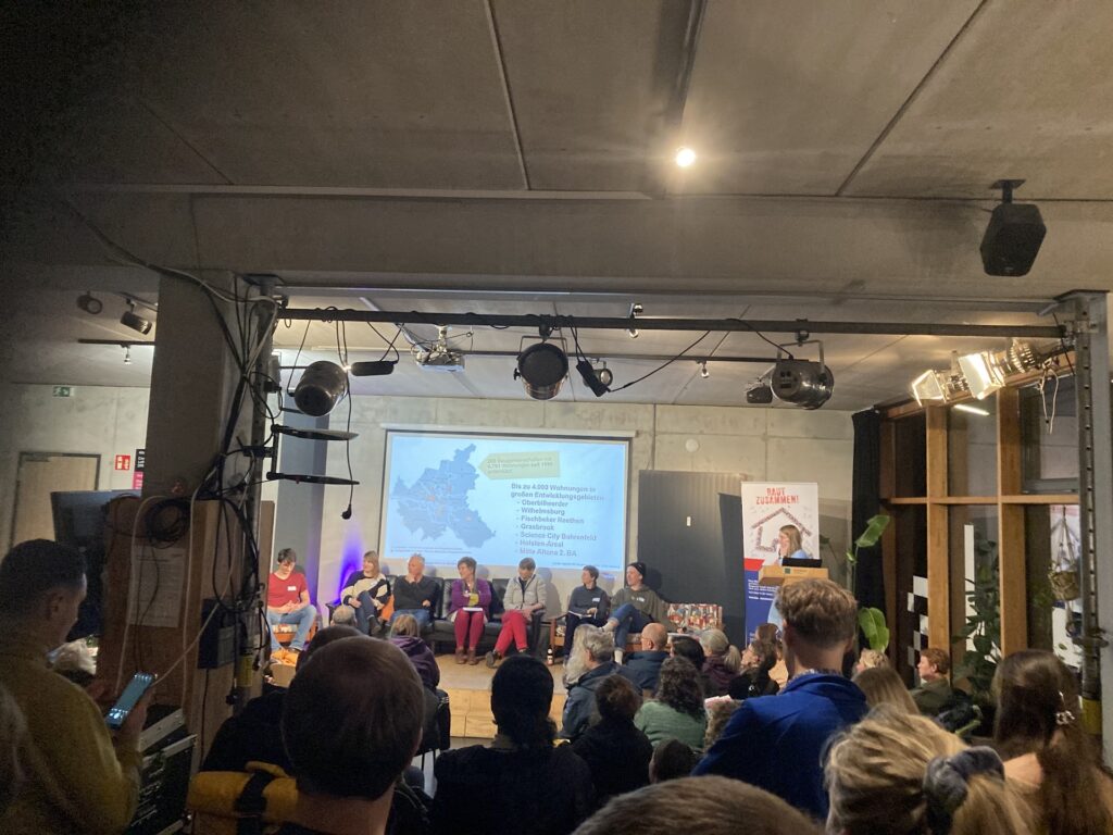 Podiumsrunde mit Publikum bei der Kontaktbörse für Baugemeinschaften