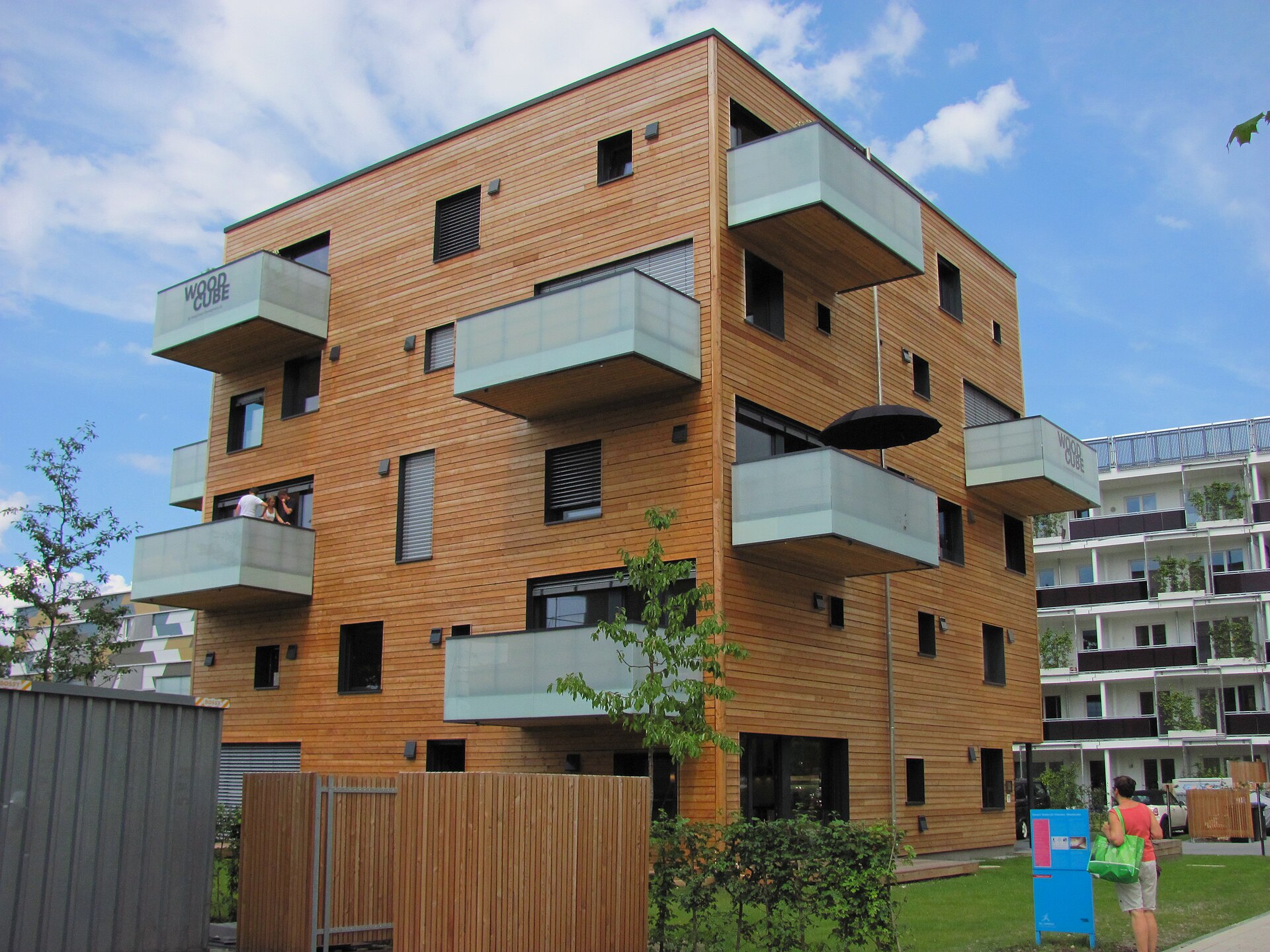 Fünfgeschossiges Wohnhaus mit Holzfassade und auskragenden Balkonen in Wilhelmsburg