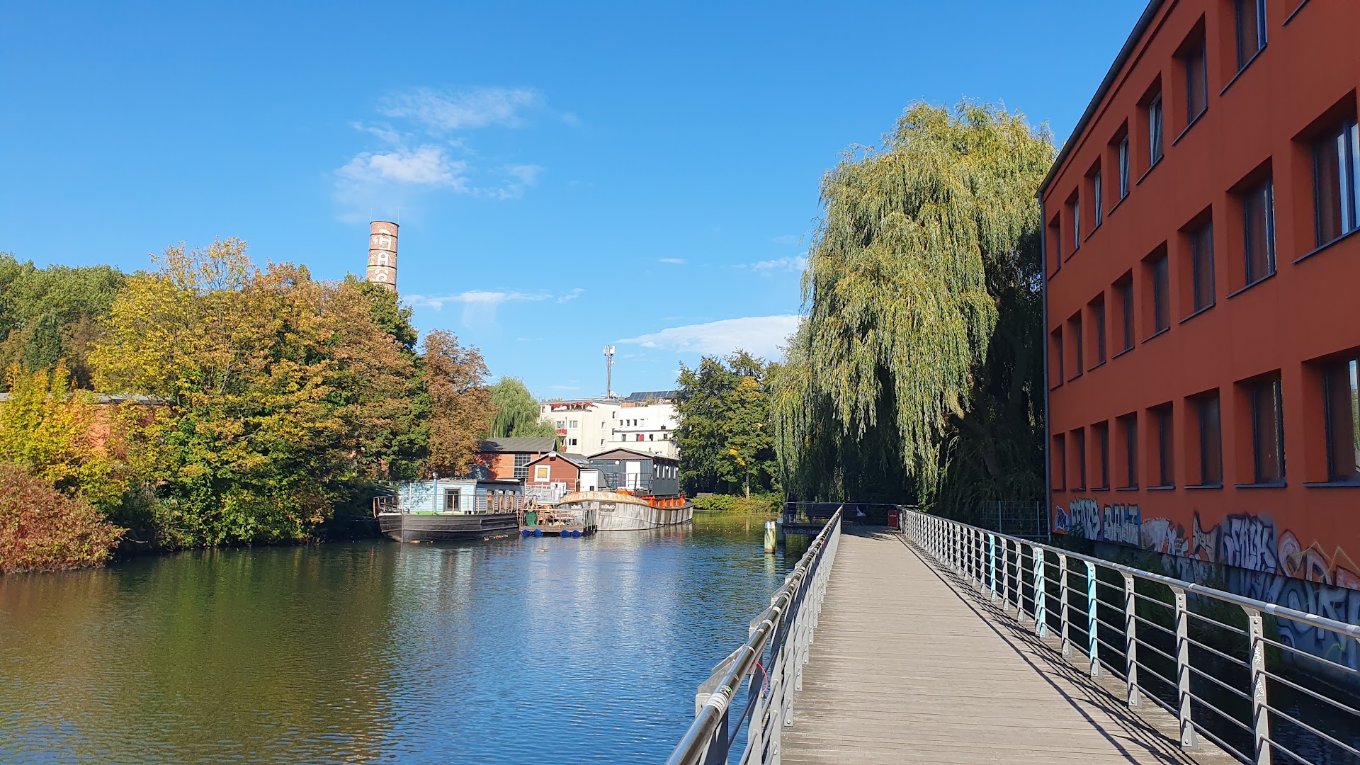 Backsteingebäude und Uferweg am Veringkanal in Wilhelmsburg