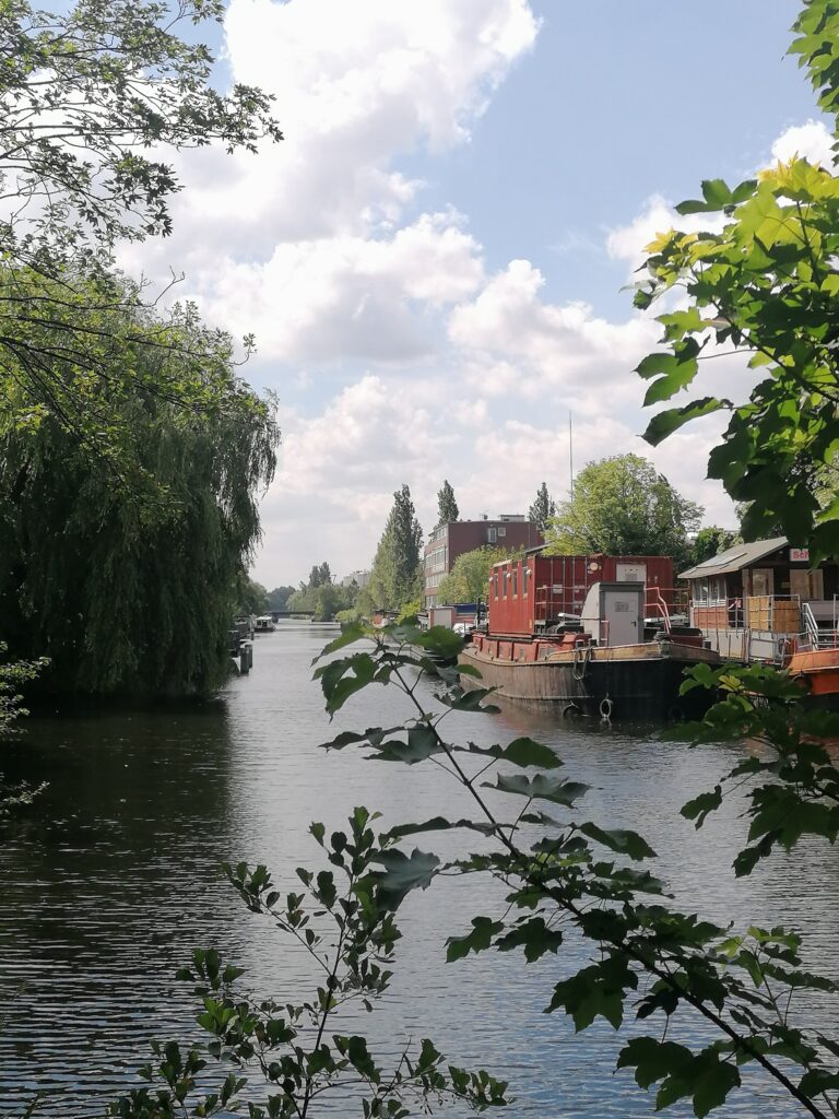 Hausboote am Veringkanal in Wilhelmsburg