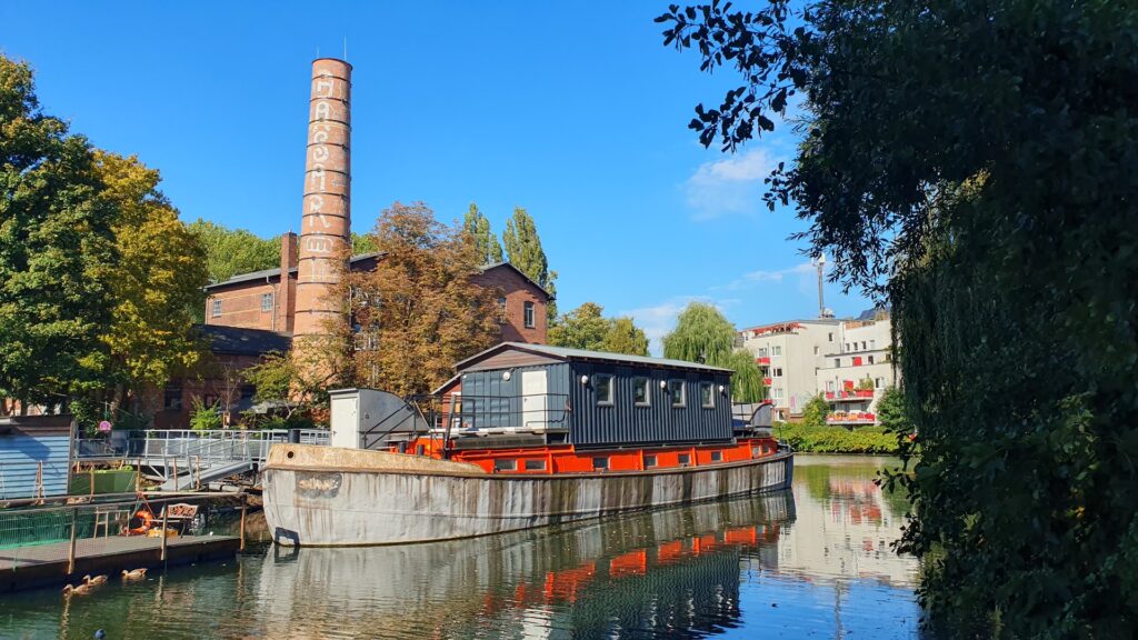 Backsteinschornstein und Hausboot am Veringkanal in Wilhelmsburg