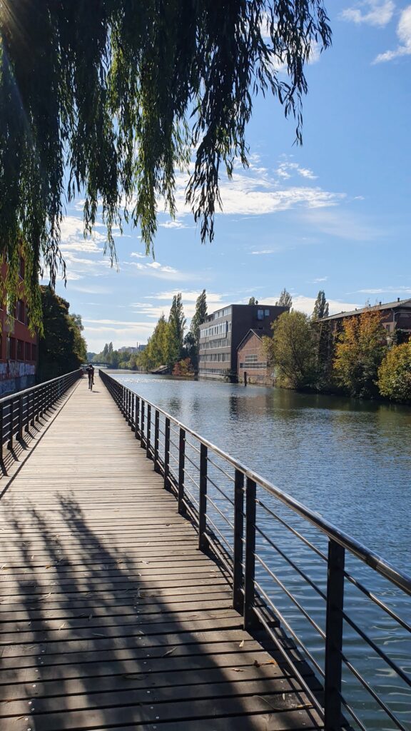 Holzsteg entlang eines Kanals in Wilhelmsburg