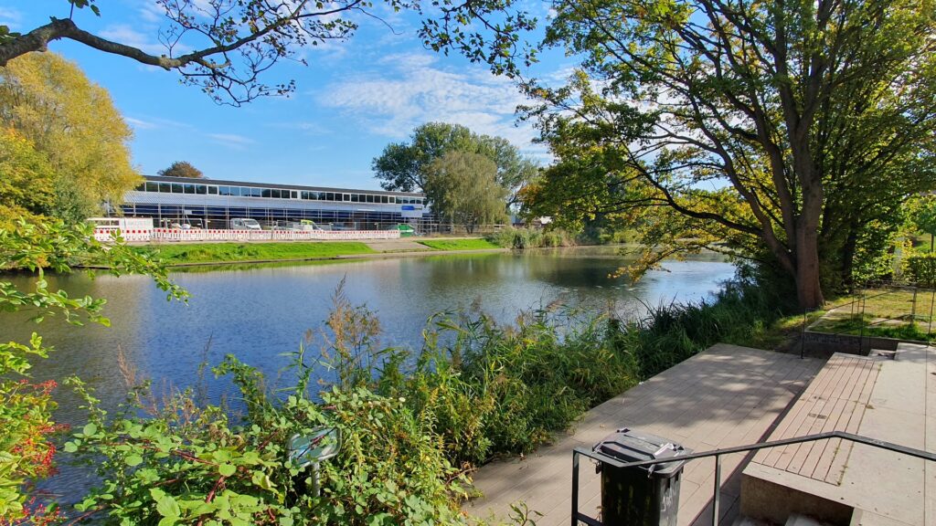 Uferterrasse mit Blick über den Kanal in Wilhelmsburg
