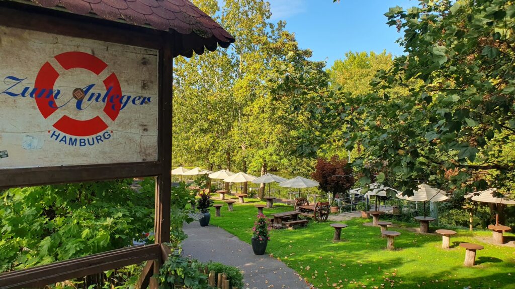 Schild und Biergarten Zum Anleger am Wasser in Wilhelmsburg